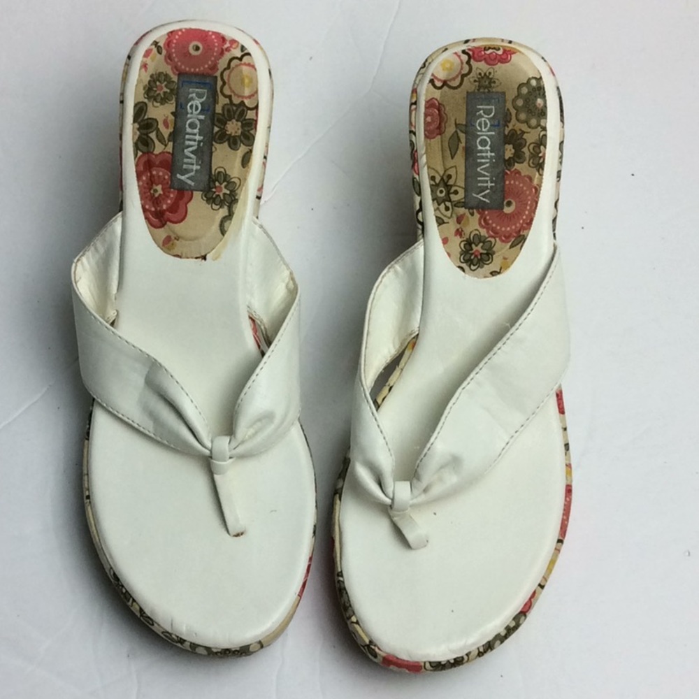 Relatively Ladies Floral 3” Sandals Sz 7/8 - Picture 1 of 7